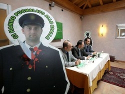 Poliziotti pugnalati in tourn&eacute;e E agenti infuriati con Maroni