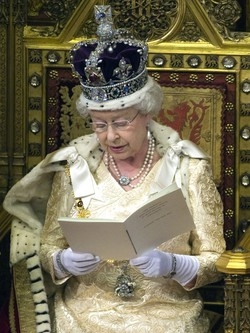 Freddo a Buckingham Palace Elisabetta voleva i fondi dei poveri