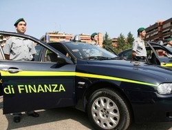 Lavoro e soldi per il pemesso Italiano in manette per estorsione