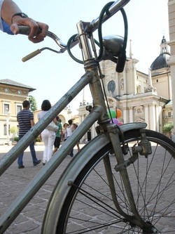 Da oggi si va in bicicletta con i giubbetti riflettenti