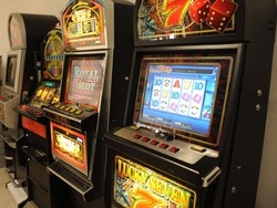 Gioca per 3 giorni per vincere ma gli tolgono la slot machine