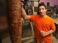 Kebab devastato a Varese “Ho paura ma devo lavorare”