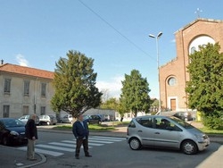 Busto, i Santi Apostoli difendono la loro piazza