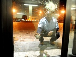 Guerriglia urbana a Varese Volano pietre e bottiglie