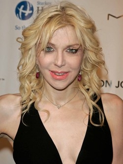 Courtney Love sexy provocatrice Va tutta nuda a farsi intervistare