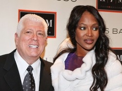 La bellissima Naomi Campbell &egrave; pelata e porta la parrucca