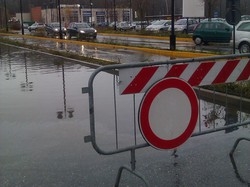 Varese, la pioggia non d&agrave; tregua Strada allagata in zona Iper