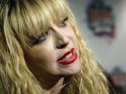 Courtney Love chiede aiuto al figlio di Keith Richards