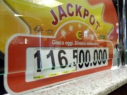 Il Superenalotto &egrave; pi&ugrave; generoso ma gli italiani spendono meno