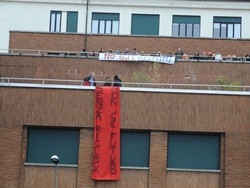 Varese, studenti sul tetto contro la riforma Gelmini