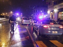 Pedoni travolti in centro Gravissima una donna