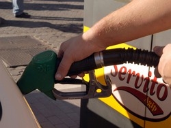Varese, benzina alle stelle La carta sconto non basta pi&ugrave;