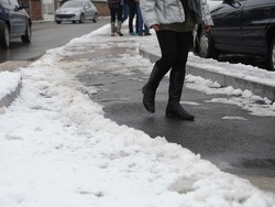 Ghiaccio sui marciapiedi, una pioggia di proteste