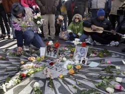 A New York come a Liverpool i fan ricordano John Lennon