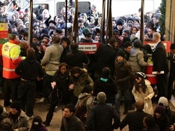 Consumatori, caos sulla crisi: “saldi subito, ma non bastano”