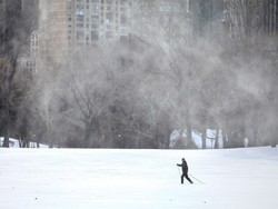 New York e gli Usa sotto la neve Migliaia bloccati negli aeroporti
