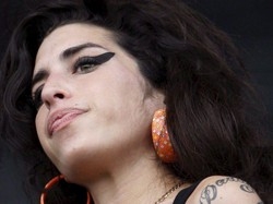 Amy Winehouse ruba alcolici in stanza d’hotel