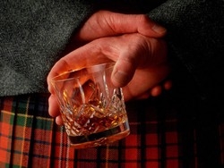 Una cassa di whisky di 111 anni riportata in Scozia dall’Antartide