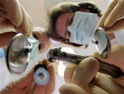 Cassazione: Odontotecnico esegue pulizia dei denti? E’ reato