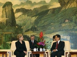 Clinton chiede a Pechino di continuare a investire negli Usa