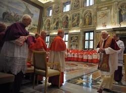 Il Sunday Times critica il Papa: si comporta come un monarca
