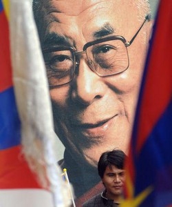 Tibet; Polizia armata presidia Lhassa a un anno dalla rivolta