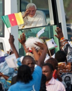 Papa in Africa:Matrimonio e’ indissolubile, va difeso da attacchi