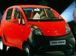 India;  Un anno di lista di attesa per la mini car Tata Nano