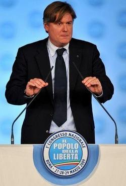 Pdl; Berlusconi eletto presidente, e premier arriva in sala