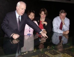 Vietnam, McCain visita “Hanoi Hilton” dove e’ stato prigioniero