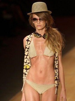 Direttrice Vogue: basta con le modelle dalle micro-taglie