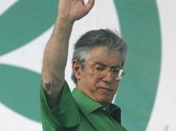 Fisco; Bossi: Ora gabbie salariali, Fini ci starà
