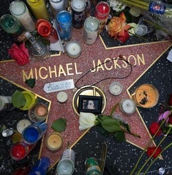 Jackson; Si litiga sul funerale, dal testamento alla logistica