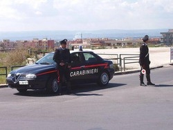 G8; Fermati cinque francesi con bastoni vicino la zona rossa