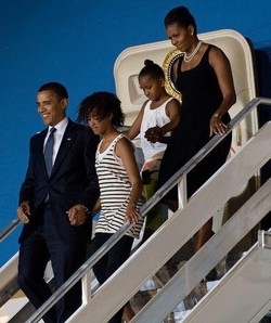Obama arrivato in Ghana, accolto da danze e tamburi
