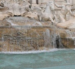 Roma, D’Artagnan di nuovo su fontana Trevi:Alla fine scende