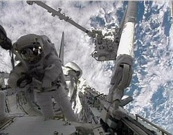 Spazio; Prima passeggiata spaziale per l’equipaggio “Endeavour”