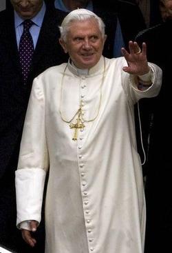 Papa/ Vacanze di riposo, niente escursioni. Il medico: Sta bene
