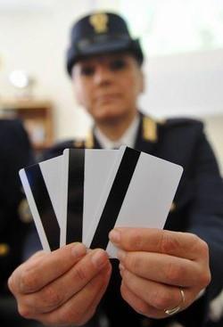Bologna, polizia postale sgomina banda clonatori carte di credito