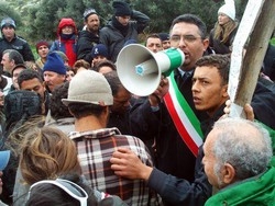 Immigrati/ I vescovi: le vite si salvano. Pdl: serve fermezza