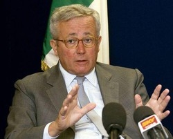 Tremonti torna a incalzare le banche: non fanno loro parte