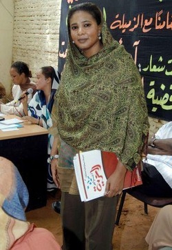 Sudan, la giornalista con i pantaloni vince, niente frustate
