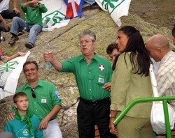 Bossi rilancia catena umana anti-immigrati,Casini battezza Centro