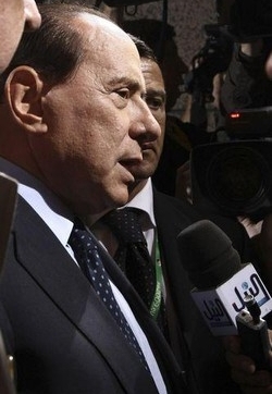Berlusconi: Basta domande gossip, noi facciamo politica vera