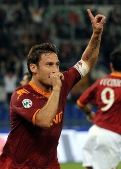 Calcio/ Ilary Blasi: Fossi Totti tornerei in nazionale