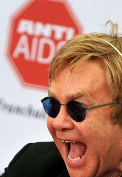 Pirateria musicale, sir Elton John sposa linea dura