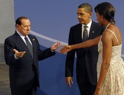 G20/ Michelle Obama dà la mano a Berlusconi, ma niente bacio