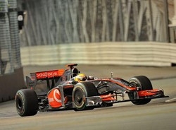 F1/ Gp Singapore: Hamilton in pole, lontane Brawn e Ferrari