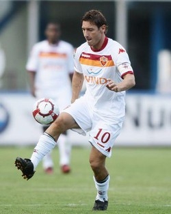 Calcio/ Stadio Roma, Totti: Spero finito in tempo per giocarci