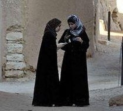 Immigrati, la Lega vuole vietare il burqa: si rischia l’arresto
